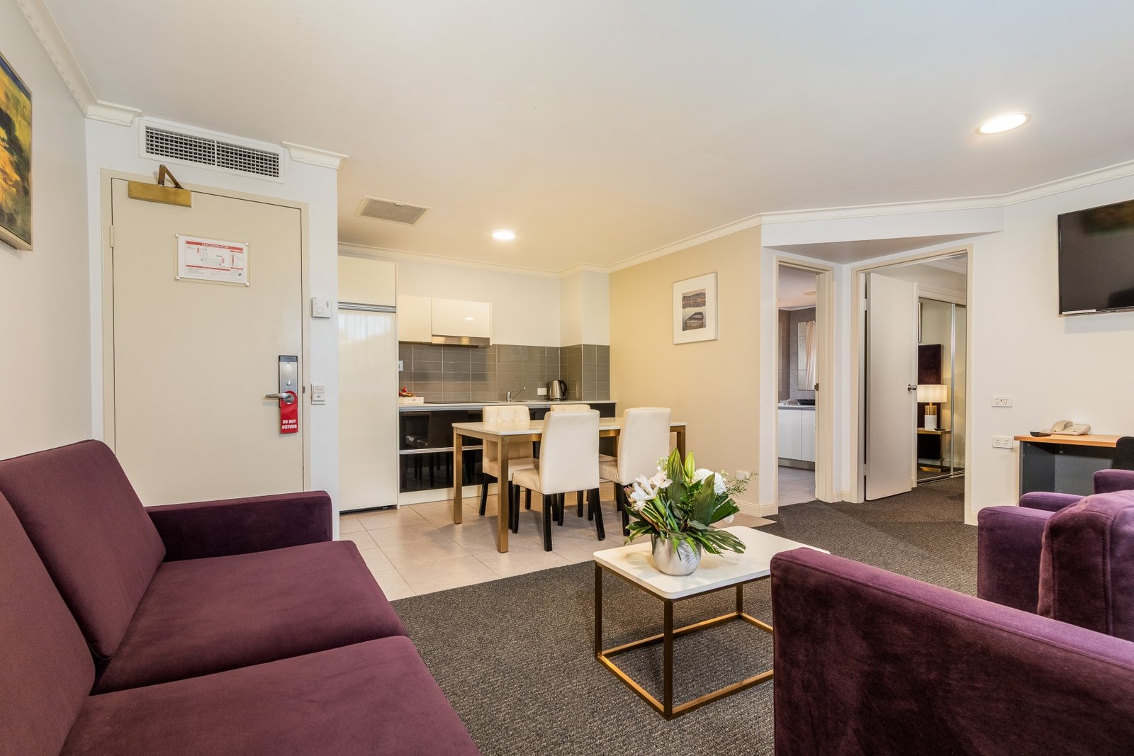 Hotel Diana Woolloongabba - One Bedroom Suite with Spa lounge area